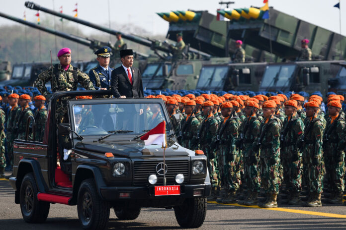 Inspektur upacara, Presiden Joko Widodo (kanan) didampingi Komandan Upacara Kolonel (Mar) Y. Rudy Sulistyanto (kiri) melakukan inspeksi jajaran pasukan saat Upacara Perayaan HUT Ke-74 TNI di Lanud Halim Perdanakusuma, Jakarta Timur, Sabtu (5/10/2019).