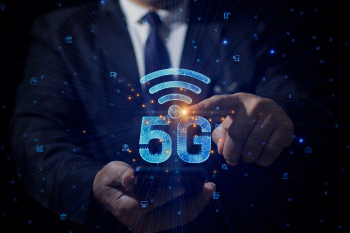 Kecepatan yang ditawarkan oleh 5G tidak hanya mengubah cara kita berkomunikasi tetapi juga mempengaruhi lanskap digital global secara keseluruhan.