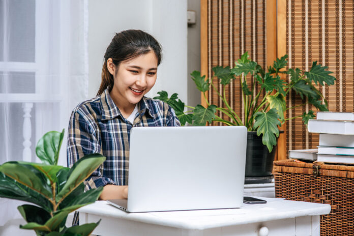 Remote work telah menjadi salah satu pendorong utama transformasi ini, terutama dalam industri IT.