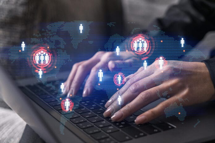 Botnet berasal dari gabungan kata robot dan network, yang berarti jaringan robot.